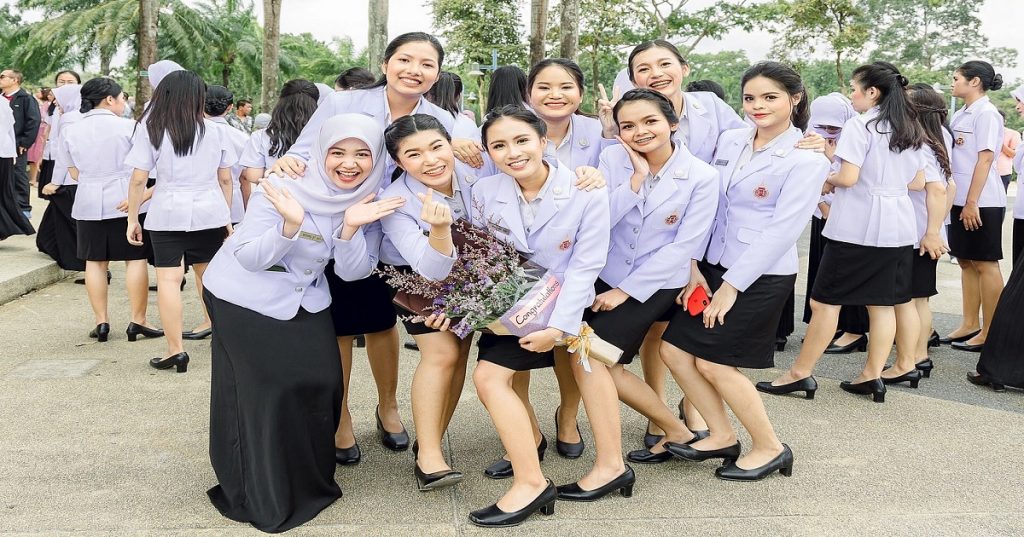 ဘွဲ့မရသေးတဲ့လူငယ်တွေ ထိုင်းနိုင်ငံမှာ ပညာသင်ဆုတွေနဲ့ ကျောင်းတက်ကြမယ်