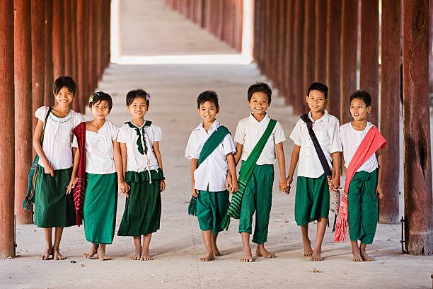 ဇမ္ဗူအောင် ကိုယ်ပိုင်အထက်တန်းကျောင်းမှ ကျောင်းသား (၃၀) စာ ပညာသင်ဆု ပေးအပ်