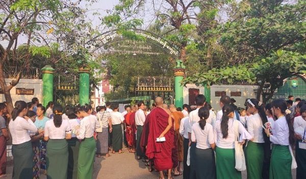 ပြန်လည်ကျင်းပသည့် တက္ကသိုလ်ဝင်စာမေးပွဲတွင် ကျောင်းသား (၆) သောင်းကျော် ဝင်ရောက်ဖြေဆို