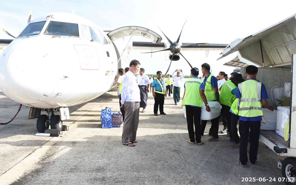 မန္တလေးတိုင်းမှ (၁၂) တန်းစာမေးပွဲ အဖြေလွှာများကို လေယာဉ်ဖြင့် ပို့ဆောင်