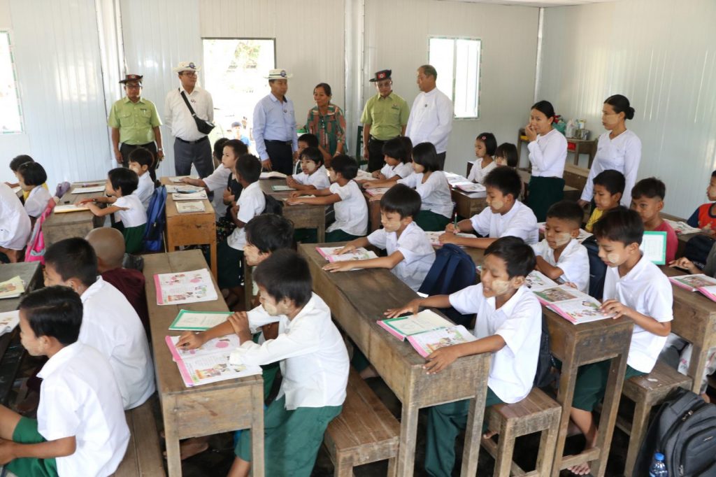 စစ်ကိုင်းတွင် ကွန်တိန်နာကျောင်းဆောင်များဖြင့် စာသင်ကြားနေ