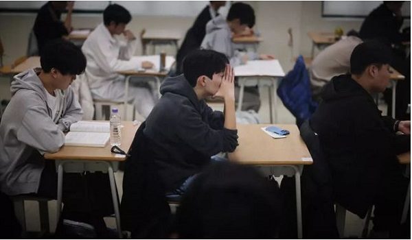 တောင်ကိုးရီးယား ကောလိပ်ဝင်ခွင့်စာမေးပွဲတွင် လေယာဉ်ခရီးစဉ်များ ခေတ္တရပ်တန့်ခဲ့