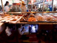 ဈေးဗန်းအောက်မှ အွန်လိုင်းစာသင်ခန်းမှာ ပညာသင်တဲ့ မိန်းကလေး